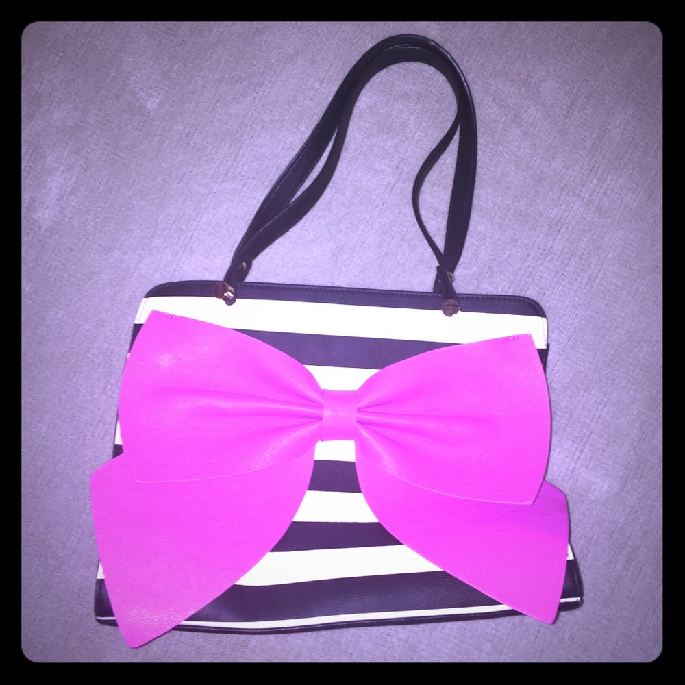 Get ready for spring with a Fun, Flirty purse !!